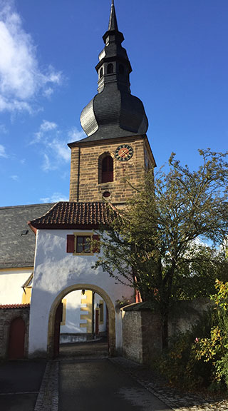 der Kirchturm vor strahlend blauem Himmel