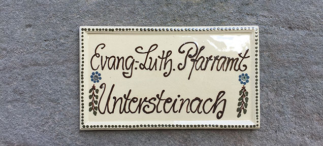 Emaille-Türschild vom Pfarramt