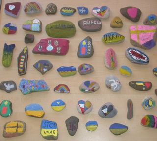 gut 30 bunt bemalte Steine