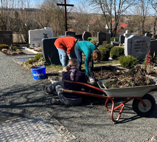 Herbst Gartenarbeiten auf dem Friedhof